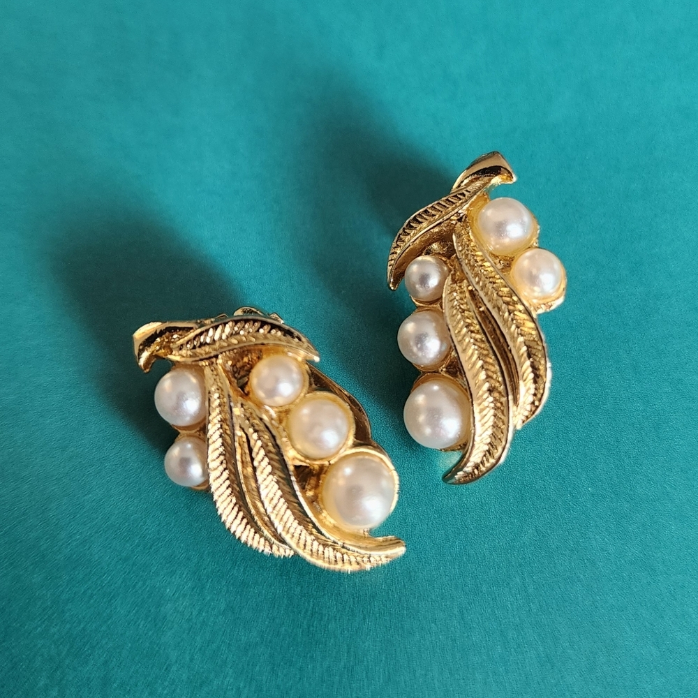 Vintage Gold Tone Leaf Faux Pearl Clip On Earrings Cluster Botanical Retro